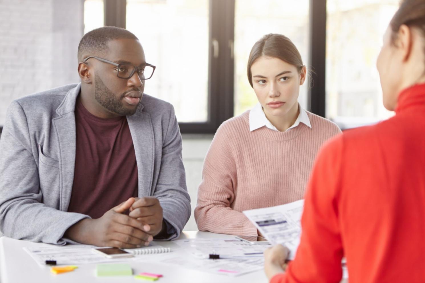 Persona che riflette durante una sessione di sviluppo personale