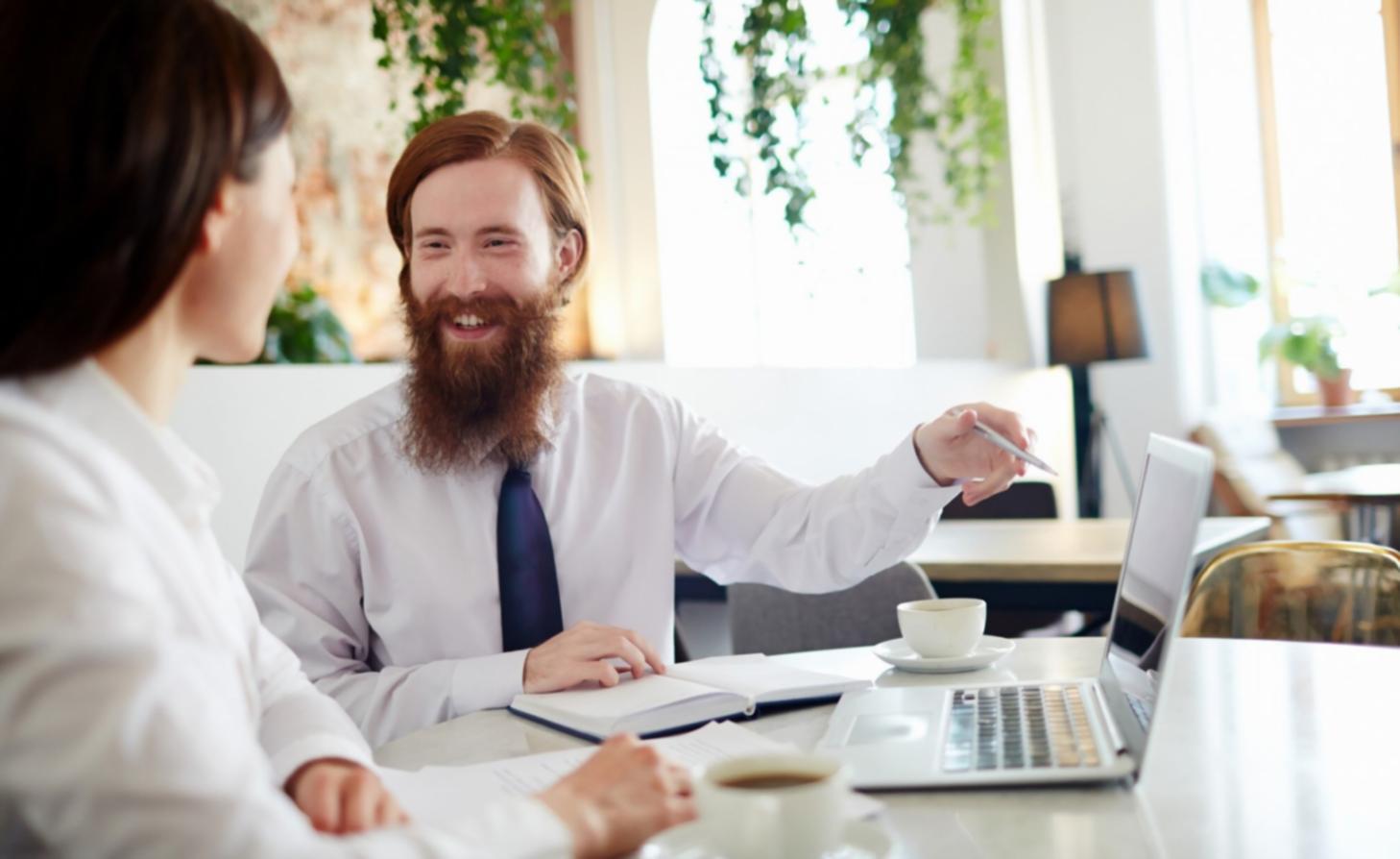Professionisti che comunicano efficacemente in ambiente lavorativo