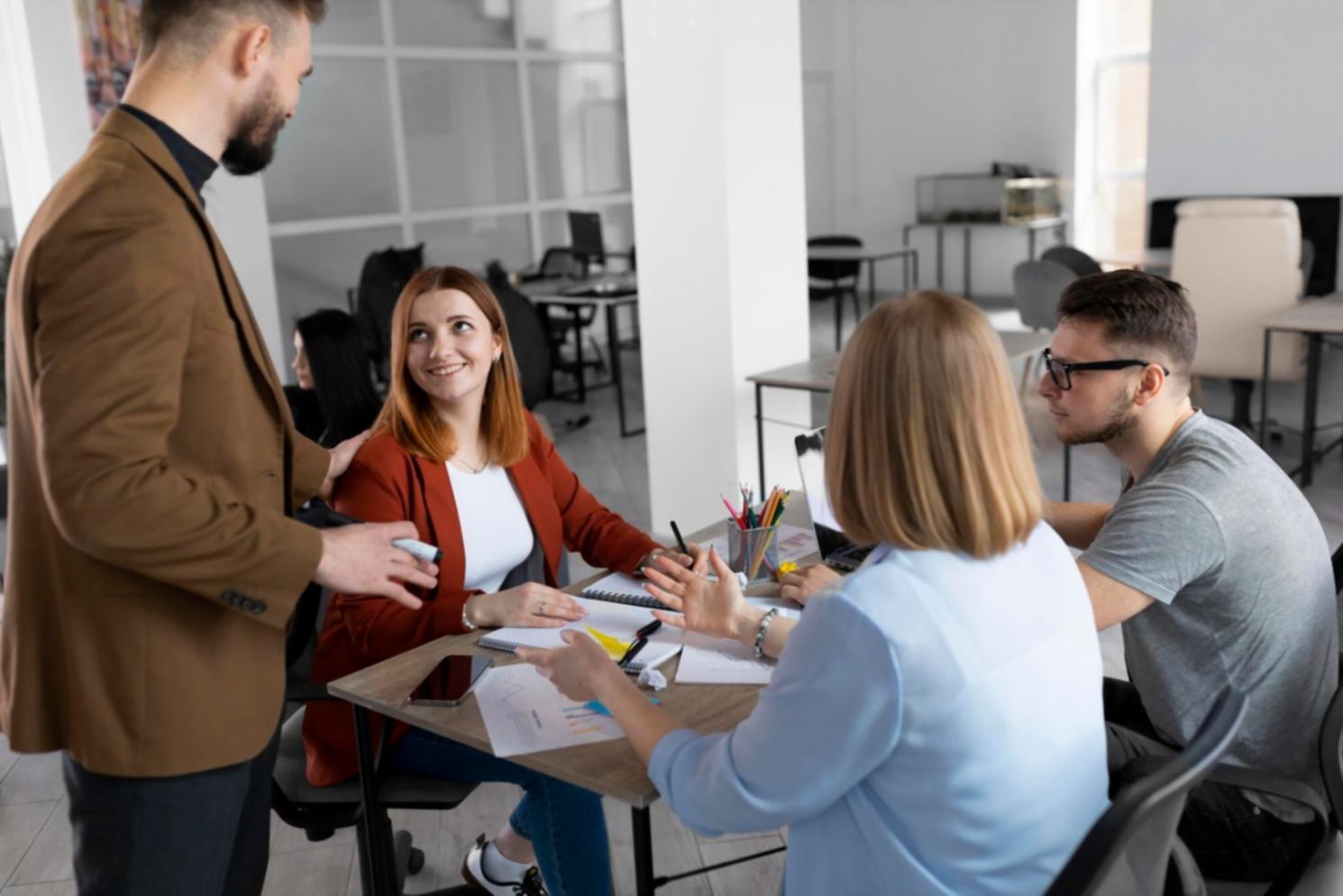 Persona che gestisce lo stress con tecniche di consapevolezza emotiva