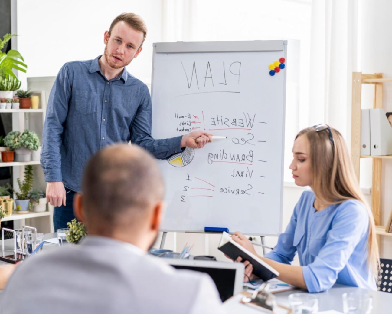 Leader che prende decisioni consapevoli basate su intelligenza emotiva